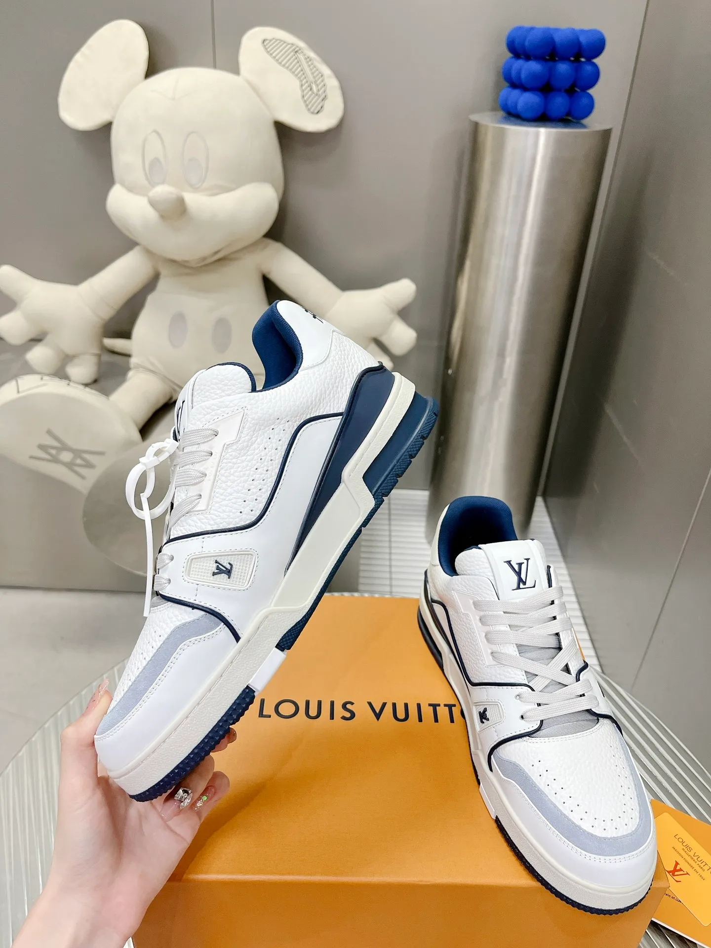 👟👟Ex-factory price 840👟👟The highest version on the Internet⚠️Feel free to compare! 2021🔥New model, purchase quality LV~Louis Vuitton by Virgin Abloh’s best-looking sneakers, Donkey Brand strongly recommends new products, official website limited edition retro basketball sneakers! Both high and low tops cost money to purchase 1:1 accurate replicas of the originals. The details are invincible, full of sincerity, imported custom-made original cowhide, the original package method is the same, the details are 100% restored, and the private model customized the original one-piece T👟👟factory price U outsole, which is different from other brands. Without the original version, this effect cannot be achieved! 35-45 (46 is custom-made and non-refundable) Some colors are available in women’s styles